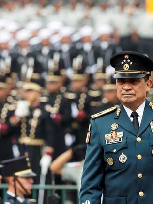 Secretario de la Sedena compra departamento lujoso a proveedora, revela investigación