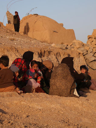 Suben a 2.400 muertos las víctimas de los terremotos en Afganistán