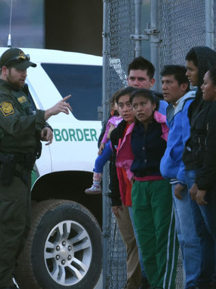 EU bate récord con más 2,7 millones de detenciones de migrantes en un año