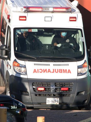 Abandonan camioneta con 10 cuerpos en plaza de Zacatecas
