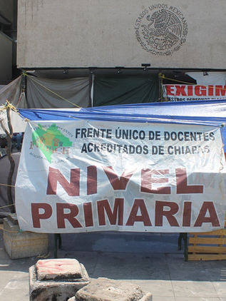 Mantienen plantón docentes, empiezan los males