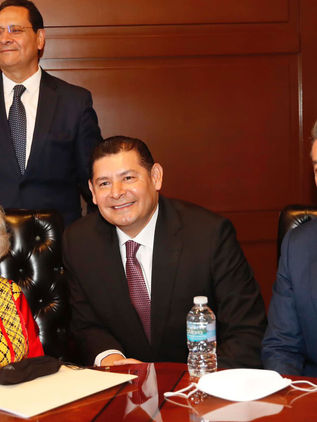 Rutilio Escandón atestigua entrega de la Medalla Belisario Domínguez a Elena Poniatowska