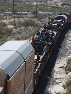 Miles de migrantes desafían los operativos en los trenes de México para llegar a EU
