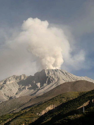 Perú eleva a "naranja" el nivel de alerta por la actividad del volcán Ubinas