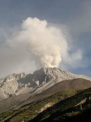 Perú eleva a "naranja" el nivel de alerta por la actividad del volcán Ubinas
