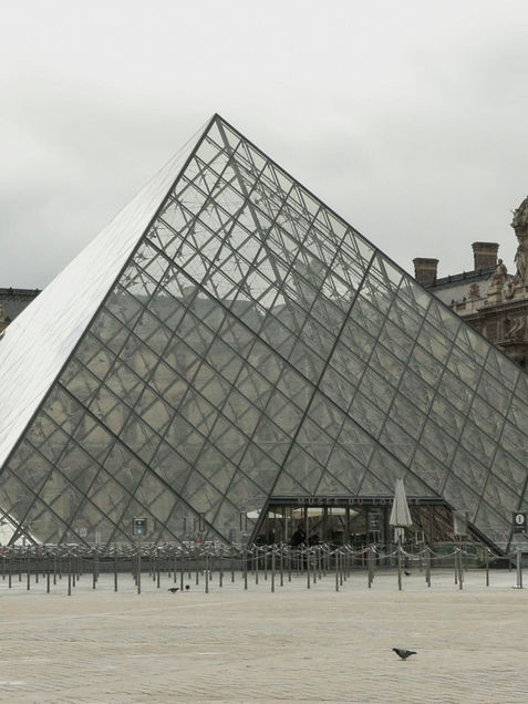 El Louvre reabre con debate candente de su seguridad y sin rastro de joyas robadas