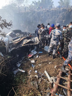 Hallan 68 cadáveres tras accidente aéreo con 72 pasajeros en Nepal
