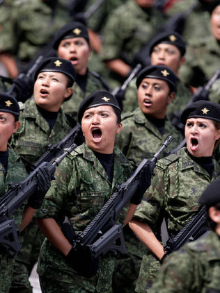 Proponen servicio militar obligatorio para mujeres