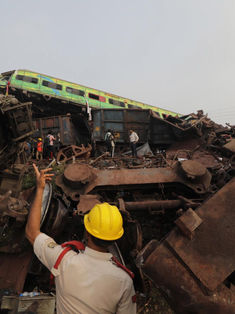Al menos 233 muertos en choque entre trenes en la India