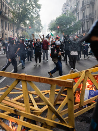 Milei defiende represión policial que dejó a fotógrafo gravemente herido