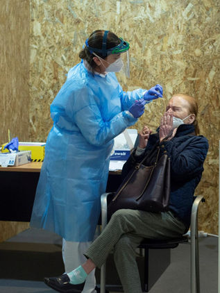 España confirma 5 contagios de ómicron y dos casos sospechosos