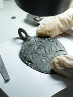 Descubren en Turquía un amuleto de 1.600 años que representa al rey Salomón matando al diablo