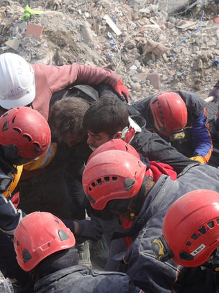 Rescatan en Turquía a cuatro personas cuatro días después del terremoto