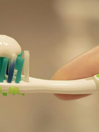 Desarrollan pasta dental con sargazo, ¿qué tan buena sería?