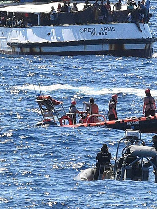 Migrantes del "Open Arms" desembarcan en Lampedusa