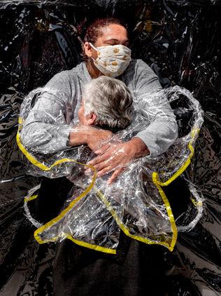 Primer abrazo en pandemia gana el World Press Photo del año