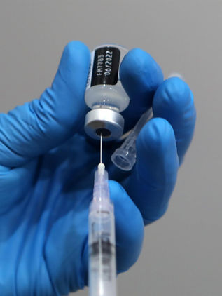 Gobierno defiende su plan de vacunación que no contempla a niños