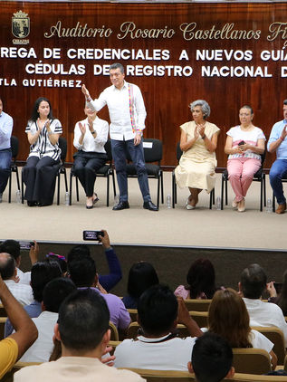 Gobernador entrega acreditaciones a guías turísticos y Cédulas del Registro Nacional de Turismo