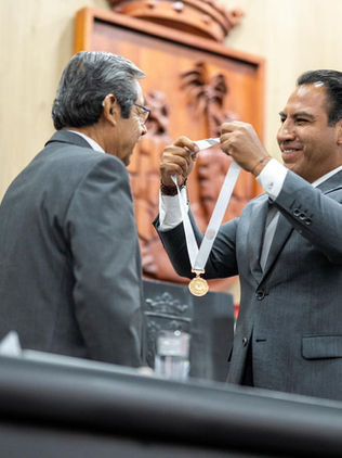 Impone Eduardo Ramírez Medalla “Rosario Castellanos” a Natalio Hernández Hernández