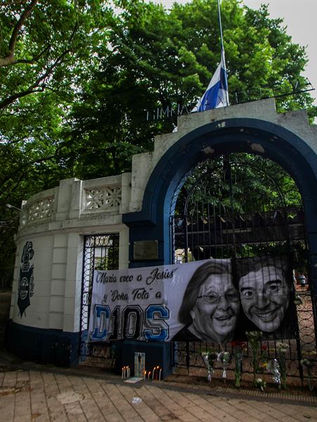 Los hinchas dejan de lado su rivalidad para despedir a Maradona