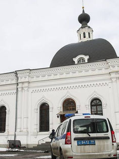 Apuñalan a dos hombres en iglesia de Moscú