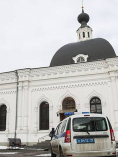 Apuñalan a dos hombres en iglesia de Moscú