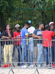 Las peticiones de asilo en México caen casi a la mitad