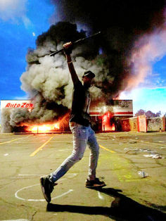 Minneapolis cumple tercera noche de protestas por muerte de afroamericano 