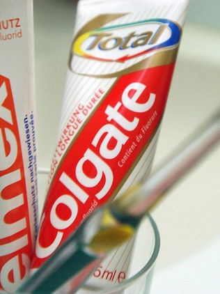 México retira del mercado pasta dental Colgate Total Clean Mint por riesgos a la salud