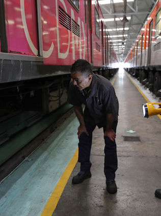 Metro de Ciudad de México acusa fallas a robo de cable por crimen organizado