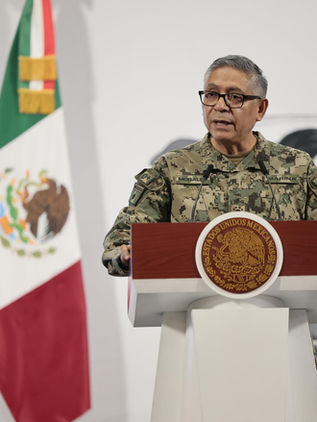 Confirman que un piloto estadounidense era quien manejaba buque escuela accidentado