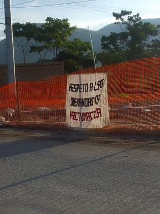 Paralizan normalistas obra del Doble Paso a Desnivel en Tuxtla Gutiérrez