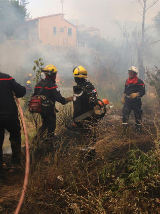 Los incendios le van ganando la batalla a Grecia y dejan un muerto