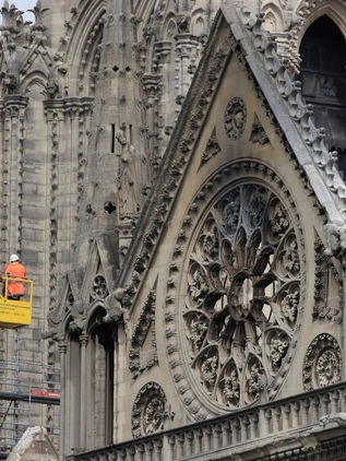 Empleados en Notre Dame fumaban durante trabajos de restauración