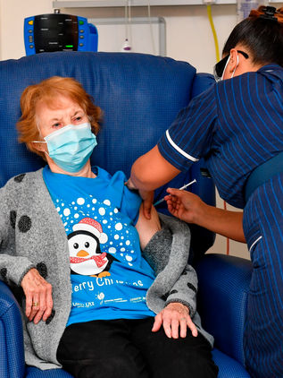 Mujer británica de 90 años, la primera del mundo en recibir la vacuna contra Covid-19