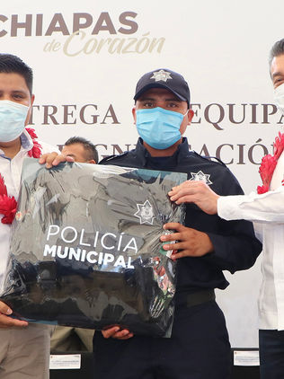 Rutilio Escandón entrega patrullas y uniformes a policías de las regiones Maya y Tulijá Tseltal Chol