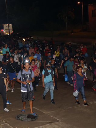 Migrantes agreden a agentes y vandalizan furgoneta en Pijijiapan