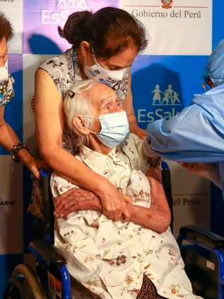 Una mujer de 104 años, la primera adulta mayor vacunada en el Perú