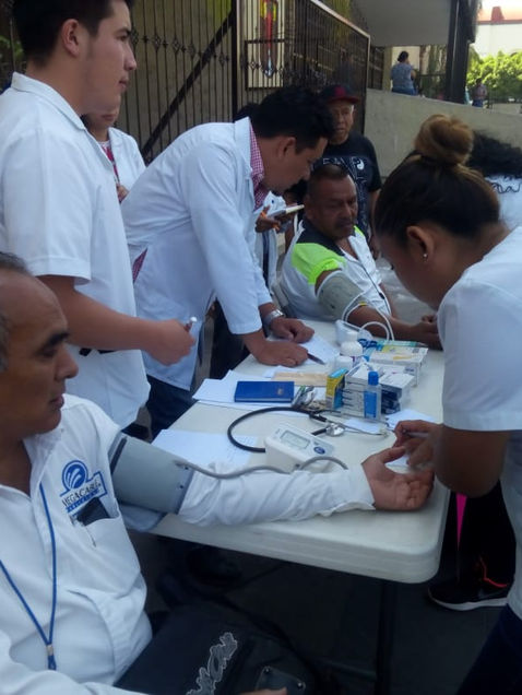 Tras despido de doctores y enfermeras, miles se quedan sin servicio médico