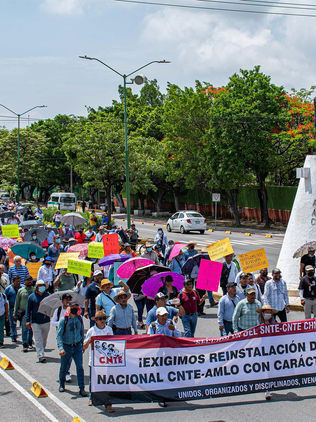 Miles de maestros marchan en la capital contra reforma educativa