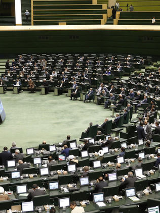 Raisí apela a la unidad nacional mientras las protestas se extienden en las escuelas