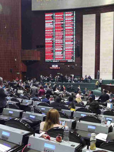 Diputados avalan controversia contra salarios del INE