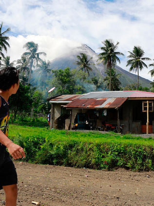 Cerca de 20.000 evacuados por el volcán Mayón en Filipinas, que vuelve a expulsar lava