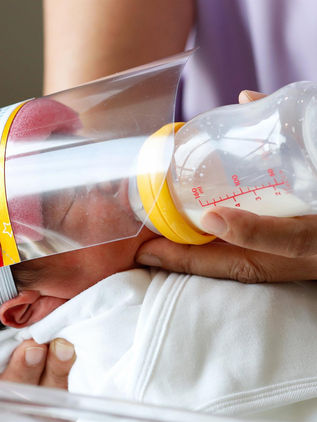 Biden anuncia nuevas medidas para solucionar la escasez de leche para bebés