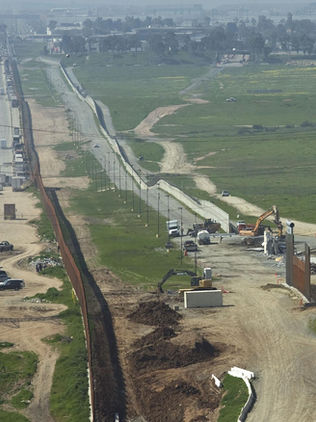 Biden manda reforzar muro fronterizo en una de las áreas donde más cruzan migrantes