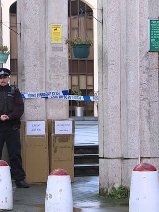 Apuñalan a hombre en una mezquita de Londres