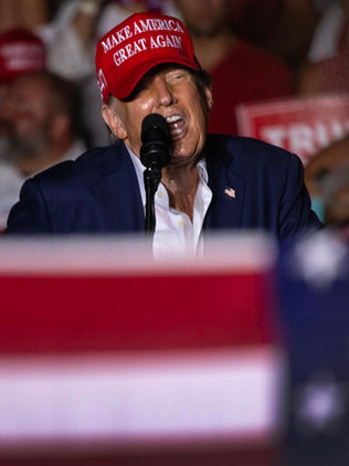 Trump hace escarnio de Biden en su primer mitin tras el debate