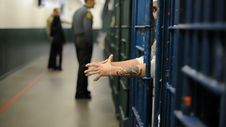 EUA traslada a México a 14 prisioneros para que cumplan sus condenas