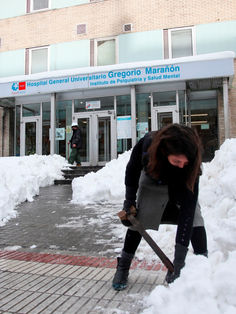 La gran nevada vuelve a mostrar la cara solidaria de los madrileños