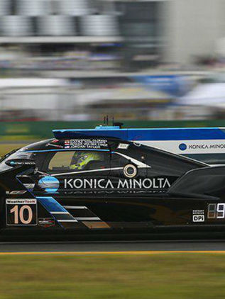 Alonso dicta cátedra bajo la lluvia